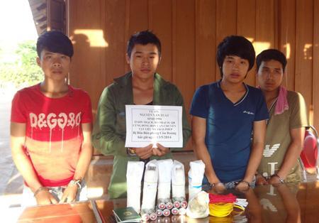 Bắt giữ 4 đối tượng dùng thuốc nổ khai thác gỗ sưa