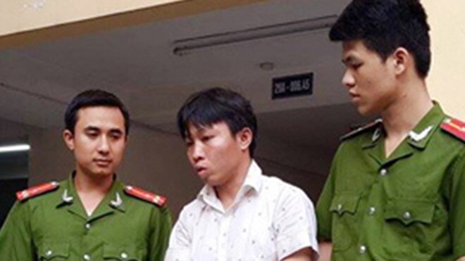 Lấy trộm 19 thùng quần áo cũ để trả thù người tình