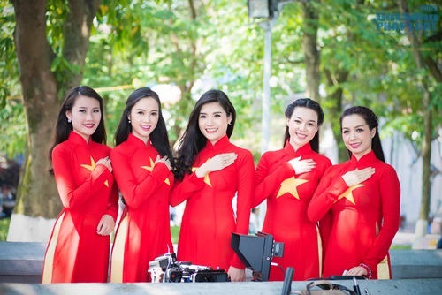 Người đẹp Việt diện áo dài cờ đỏ sao vàng hát Quốc ca