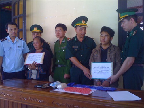 Bắt 2 người Lào vận chuyển 2.000 viên ma túy tổng hợp