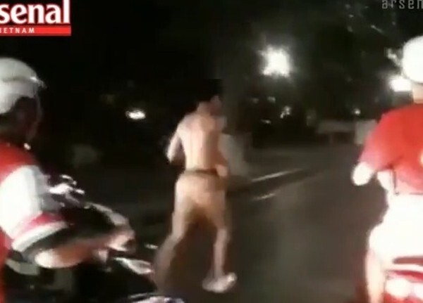 Xuất hiện Running Man phiên bản mới ăn mừng Arsenal vô địch