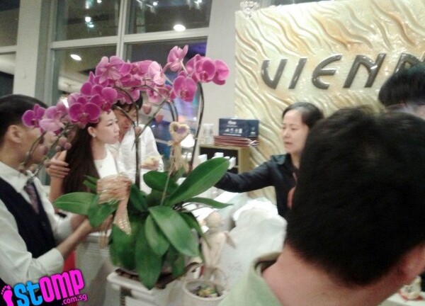 Gái xinh chửi tục khi bị nhà hàng tính thêm tiền