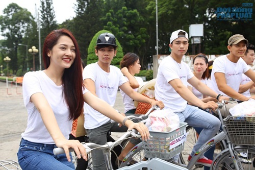 Bảo Anh đạp xe đi từ thiện cùng thí sinh Ngôi sao mới