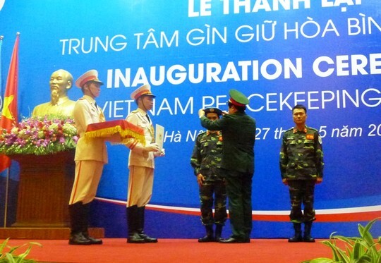 2 sĩ quan VN nhận mũ nồi xanh lực lượng gìn giữ hoà bình LHQ