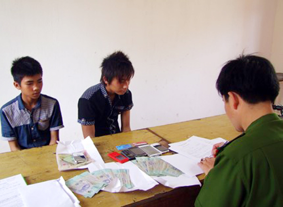 Bắt khẩn cấp 2 đối tượng 9x lừa đảo, chiếm đoạt tài sản