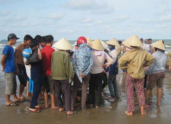 Tìm thấy thi thể nam sinh lớp 11 bị sóng cuốn mất tích