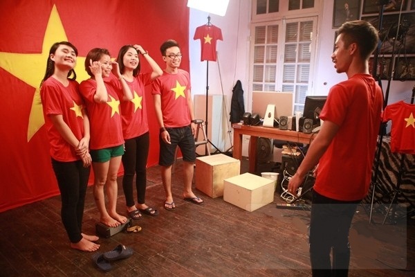 Dân Hà Nội náo nức rủ nhau chụp ảnh với cờ Tổ quốc