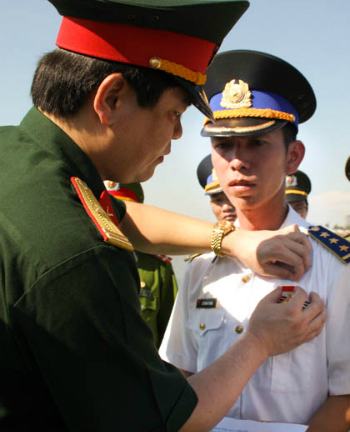 Hai thuyền trưởng cảnh sát biển nhận huy hiệu Tuổi trẻ dũng cảm