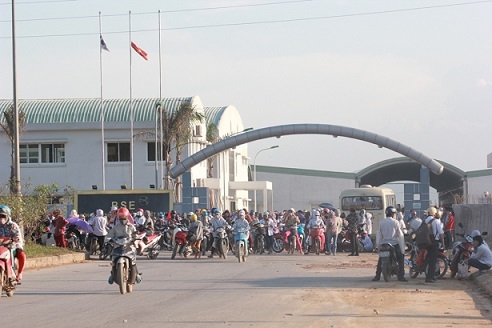 Hàng trăm công nhân bị nghỉ việc vì... công ty khó khăn?