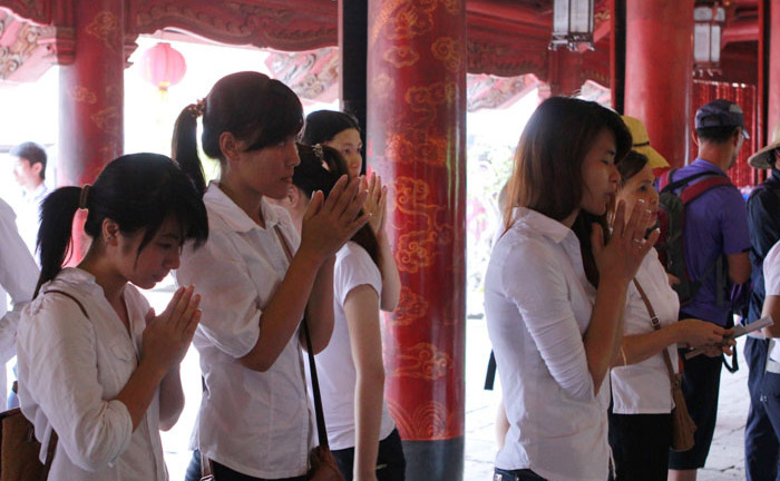 Sĩ tử đội nắng đến Văn Miếu cầu may trước kỳ thi tốt nghiệp