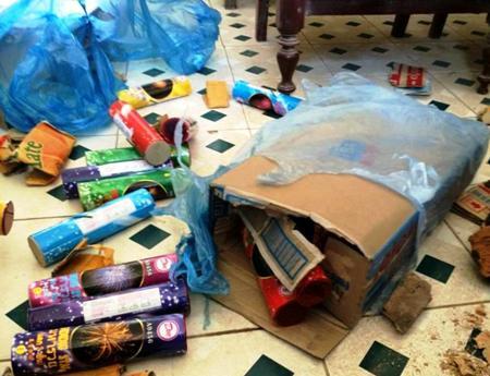 Bắt giữ xe biển Lào vận chuyển 276 quả pháo hoa trái phép