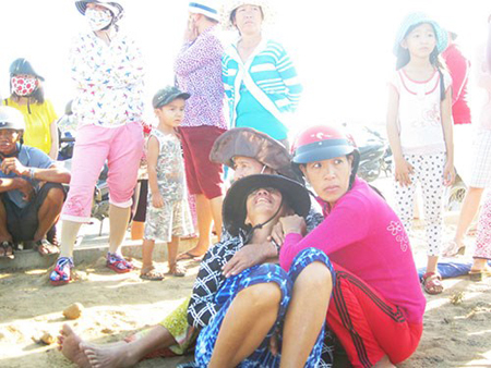 Một cô gái chết bất thường trên đường