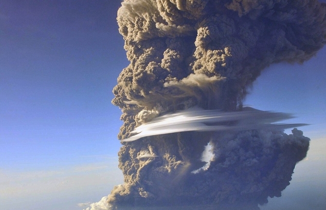 Cận cảnh núi lửa phun trào ở Indonesia