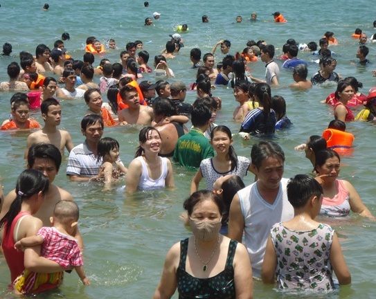 Đội nắng ra biển tắm