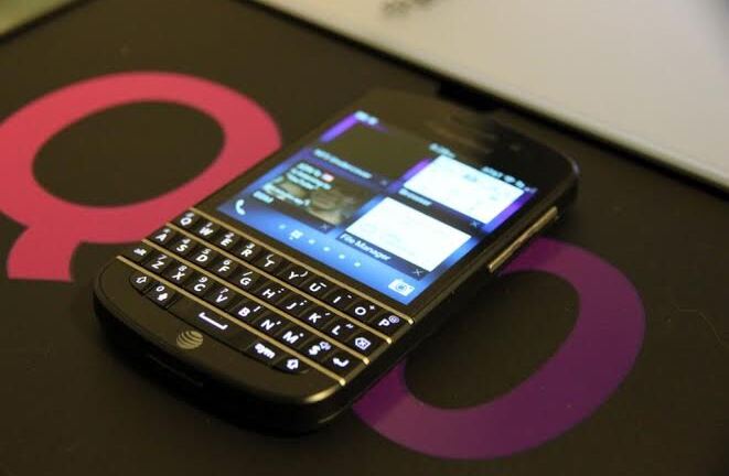 Sau Z10, Blackberry tiếp tục giảm giá