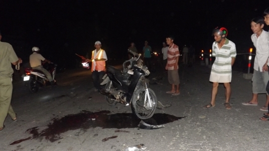 Va chạm gây chết người, xe biển số xanh bỏ chạy