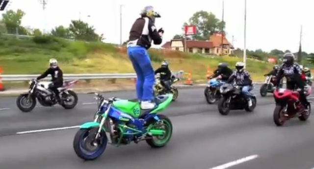 Rùng mình clip “quái xế” vừa đứng ngược lên yên xe vừa lướt web