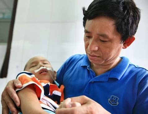 Chữa bệnh miễn phí cho con trai người lính Trường Sa