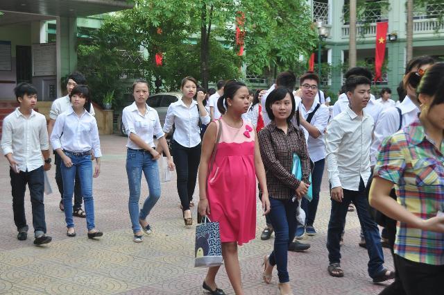 Thí sinh vác bụng bầu đi thi tốt nghiệp THPT