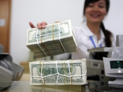 Các ngân hàng giảm mạnh tỷ giá, Vietcombank rút USD khỏi mức trần