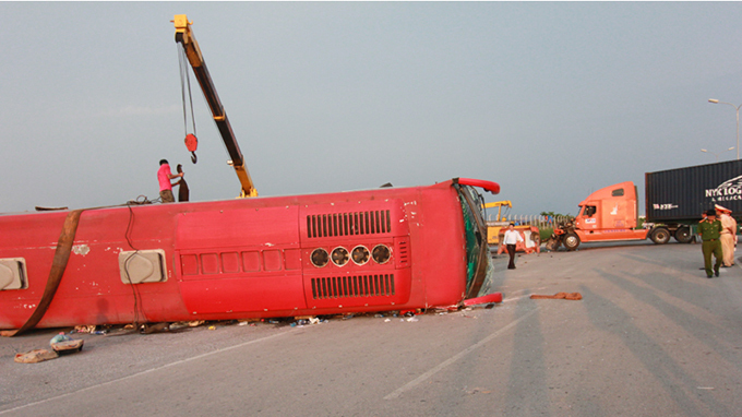 Hải Phòng: Xe container húc lật xe khách, 33 người bị thương