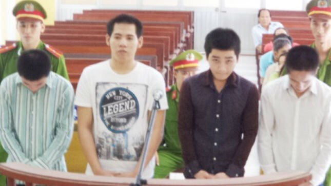 Mở tiệc tiếp đãi, chủ nhà bị nhóm bạn nhậu cưỡng hiếp 