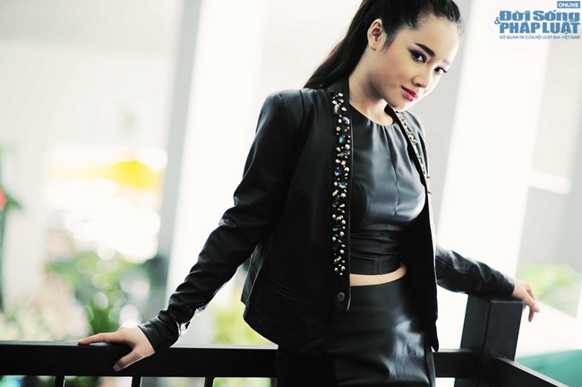 Thêu của “Vừa đi vừa khóc” cá tính với sắc đen huyền bí