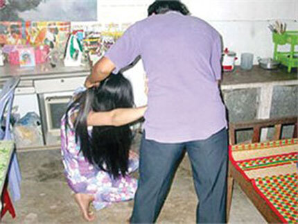 Chồng cuồng ghen thường xuyên đánh vào 