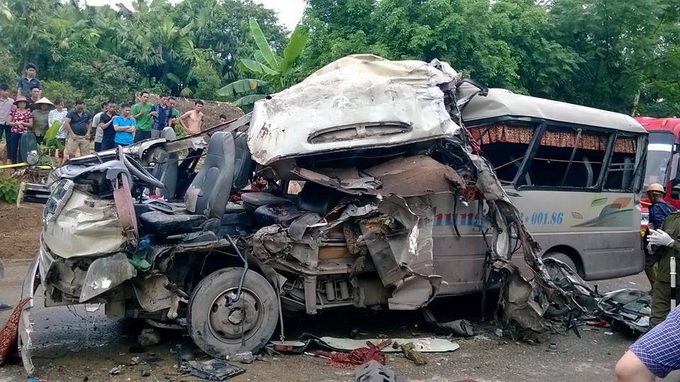 Xe khách mất lái, đâm xe container, 12 người thương vong