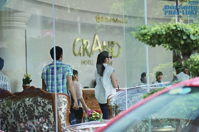Thanh Hằng giản dị vào khách sạn lúc giữa trưa