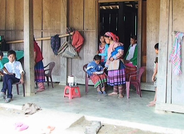 Xót xa khi nhìn cảnh thôn làng toàn bà mẹ tuổi 14, 15