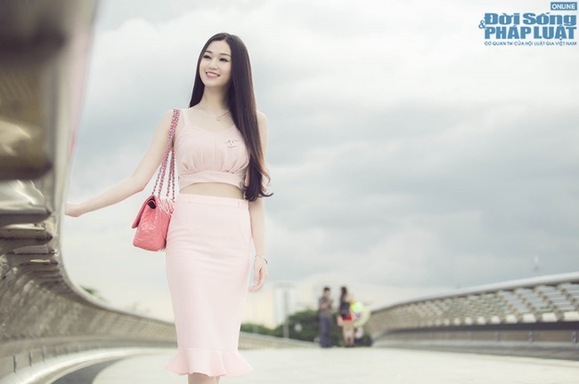Khánh My diện váy hồng xuống phố cực xinh đẹp
