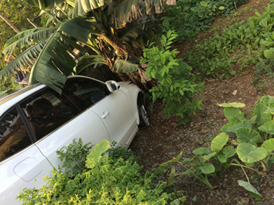 Hà Nội: Audi Q5 nổ lốp đâm vào bụi chuối