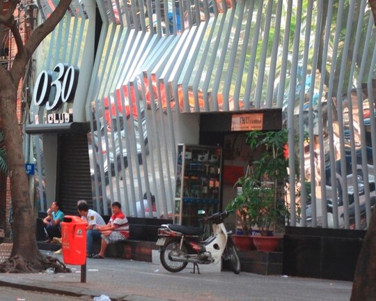Thiếu nữ 17 tuổi rút súng thị uy trong quán bar
