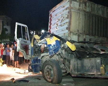 Lật thùng xe container, tài xế tử vong mắc kẹt trong cabin