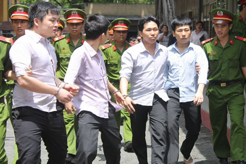 Giải cứu anh ruột, em trai đâm chết đối thủ