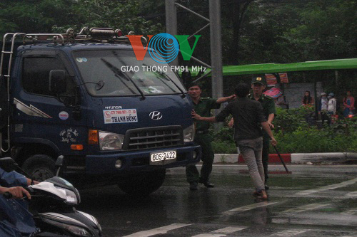 Sau va chạm, tài xế và phụ xe lao vào 