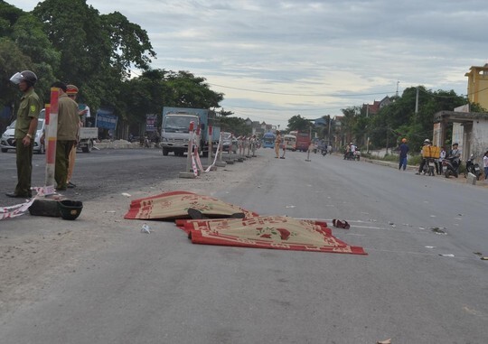 Xe tải tông đuôi xe máy, 2 người chết tại chỗ