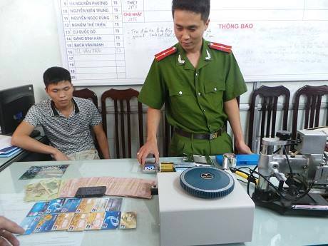 Bắt 1 người Trung Quốc in thẻ ATM giả để rút tiền ngân hàng 