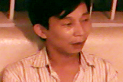 Gái bán dâm Sài Gòn đu cột để trốn công an