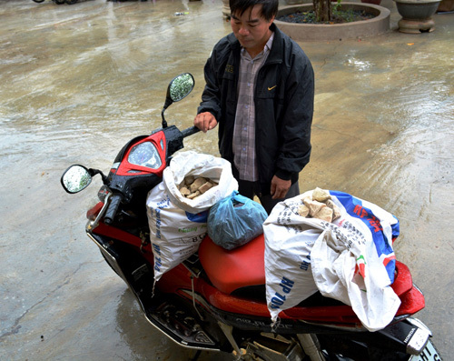 Bắt đối tượng vận chuyển 36kg thuốc nổ trên xe máy