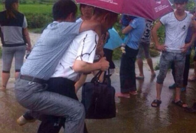 “Quan phụ mẫu” Trung Quốc bị sa thải vì sợ…ướt giày