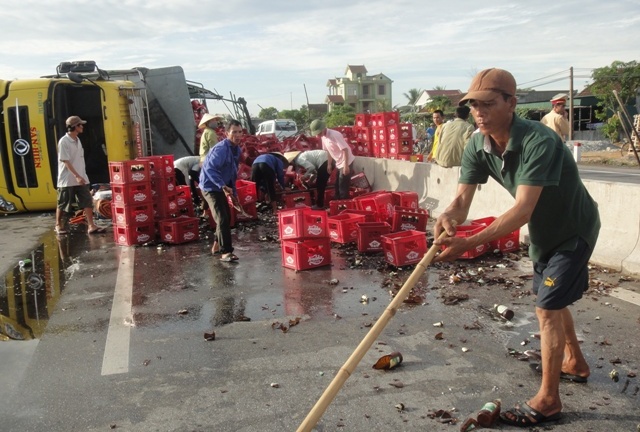Hà Tĩnh: Lật xe tải chở bia, người dân không hôi của