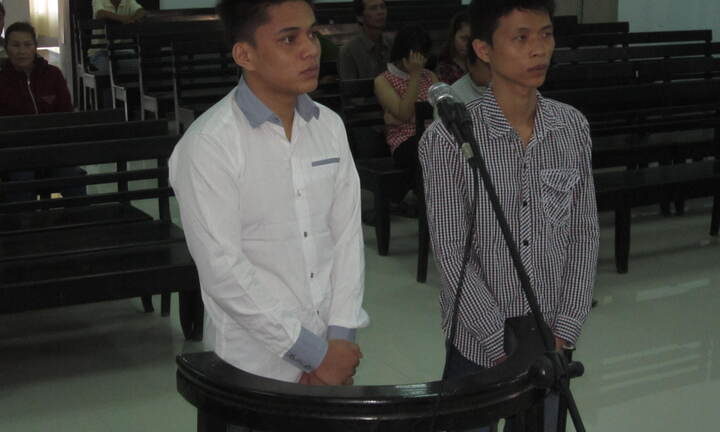 Thua cá độ bóng đá, nam sinh rủ bạn đi cướp giật