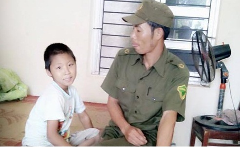 Vĩnh Phúc: Phát hiện bé trai bị trói tay, bỏ rơi trên bờ đê