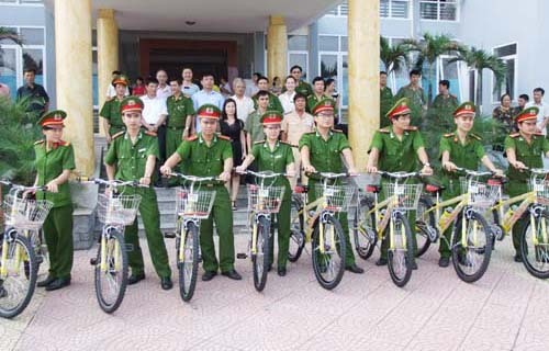 Cảnh sát Thanh Hóa đi công tác địa bàn bằng xe đạp
