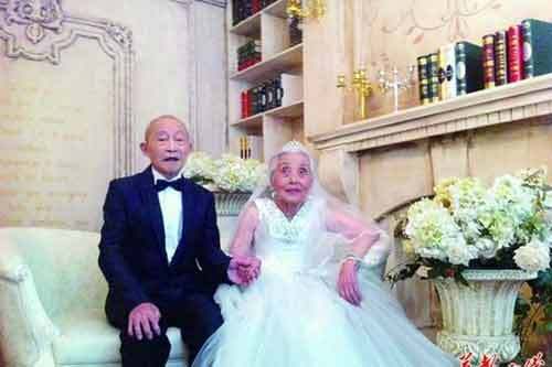 Cảm động vợ chồng già chụp ảnh cưới lần đầu sau 68 năm kết hôn