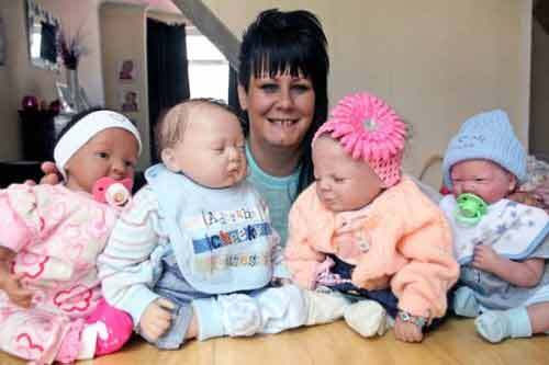 Hối hận vì triệt sản, bà mẹ mua búp bê làm... con 