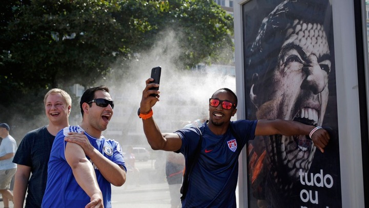World Cup 2014: CĐV nô nức xếp hàng chờ được Suarez cắn