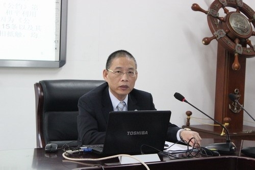 Học giả Trung Quốc: Tạm gác Hoa Đông,